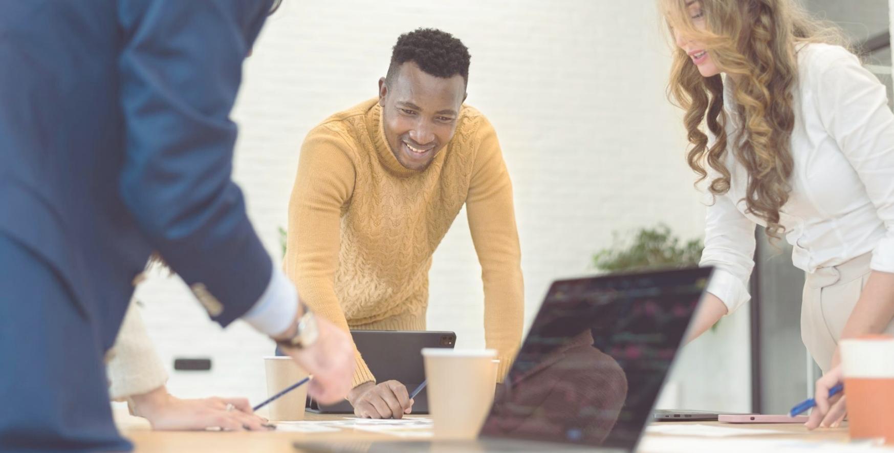 Finanzanalyst arbeitet mit Kennzahlen und Diagrammen